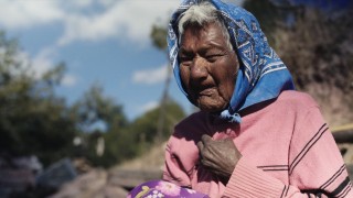 La mujer de estrellas y montañas: Un documental que aborda la violencia, racismo e injusticia hacia las comunidades indígenas de México
